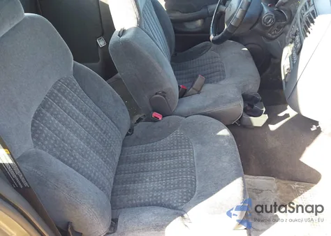 2000 Chevrolet S-10 Ls z USA, uszkodzony, nr VIN 1GCCS19W1YK115050